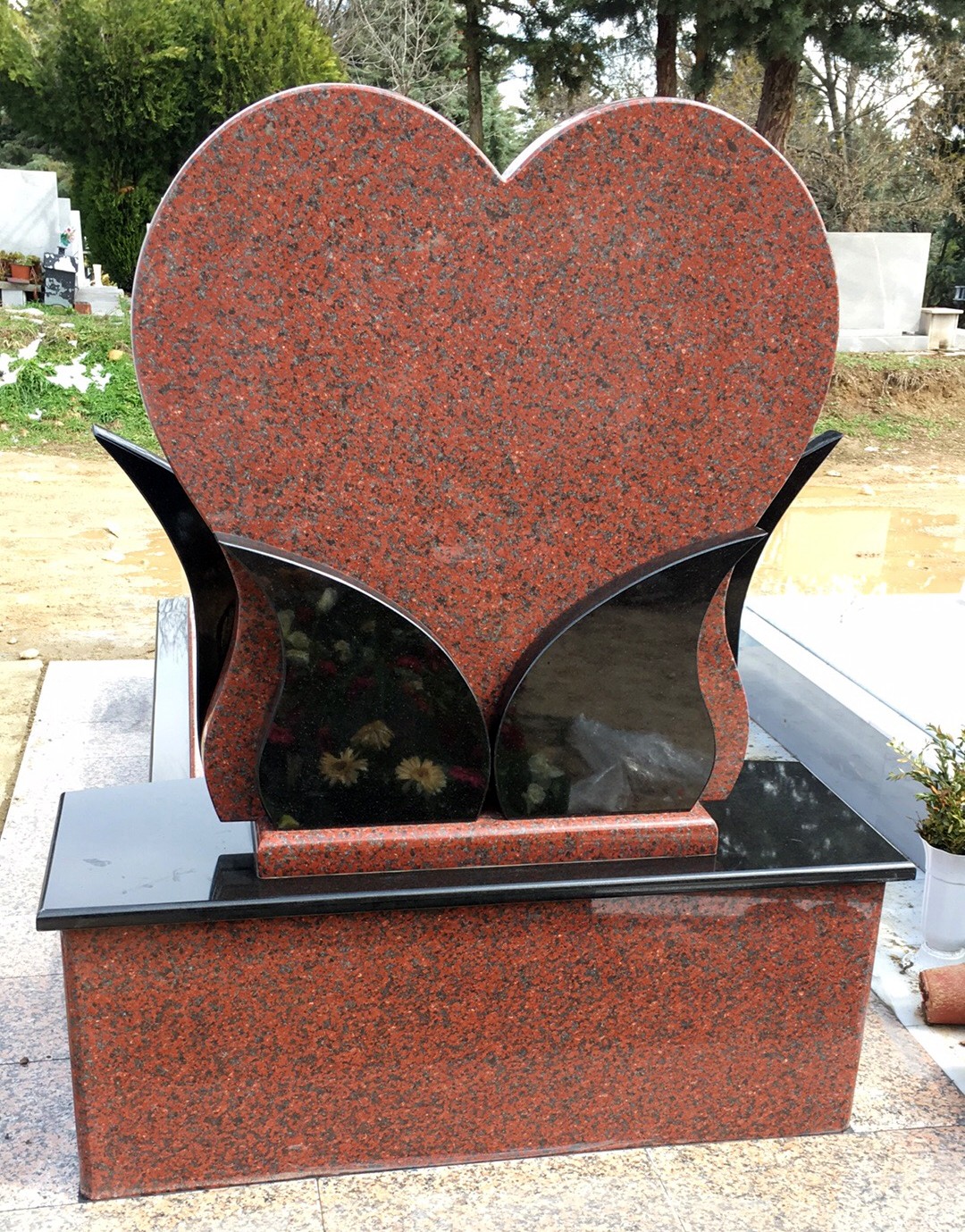 Надгробни Споменици од мермер и гранит