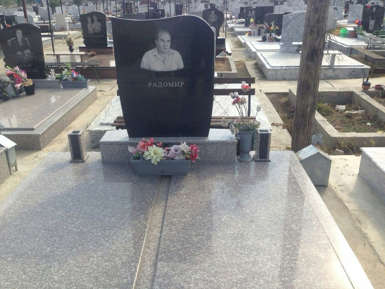 Надгробни Споменици од мермер и гранит