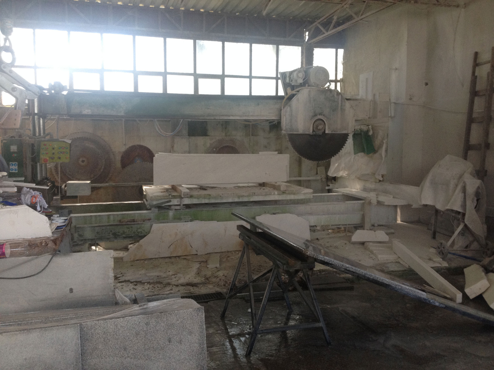 Ла Писчина фабрика за обработка на мермер и гранит